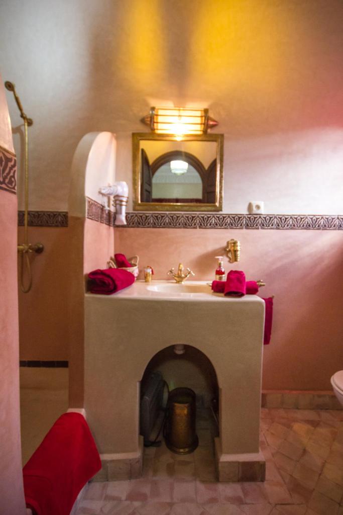 une salle de bain avec un lavabo et un miroir dans l'établissement Riad Lamya Marrakech, à Marrakech 37 autres photos
