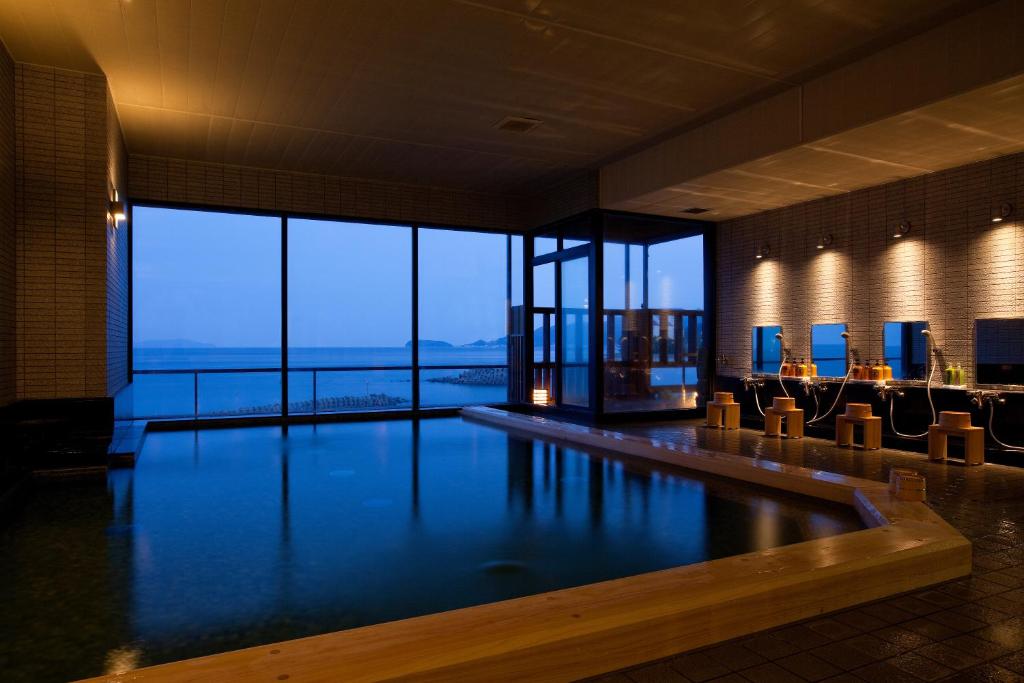 - une piscine dans un hôtel avec vue sur l'océan dans l'établissement Hanagoyomi, à Sumoto