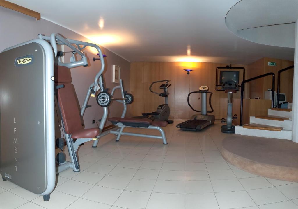 - une salle de sport avec des équipements d'exercice dans l'établissement Hotel Santiago, à Lido di Jesolo