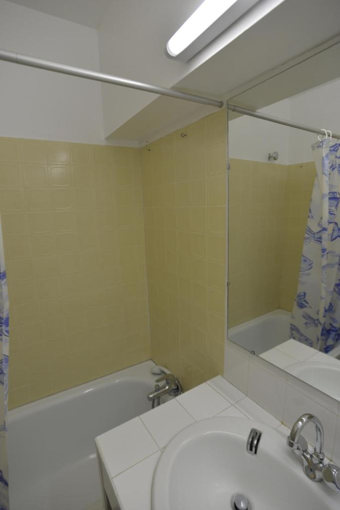 une salle de bain avec un lavabo et un miroir dans l'établissement Studio Val Gardena 1, à Puy-Saint-Vincent