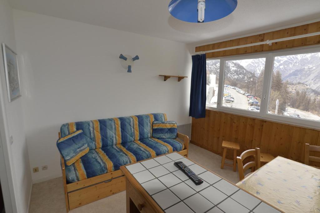 un salon avec un canapé et une table dans l'établissement Studio Val Gardena 1, à Puy-Saint-Vincent