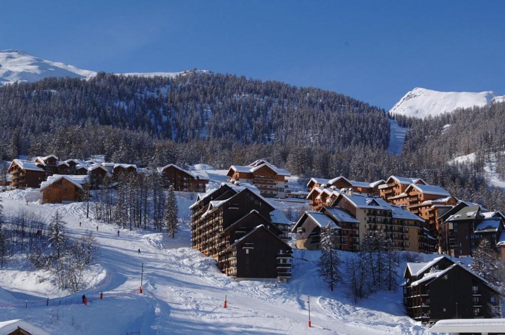 un groupe de bâtiments dans la neige sur une montagne dans l'établissement Studio Val Gardena 1, à Puy-Saint-Vincent
