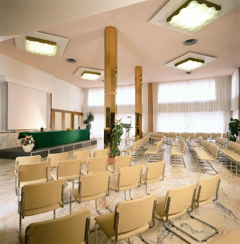 une grande chambre avec des chaises et une grande chambre avec un balcon privé. dans l'établissement Grand Hotel Golf, à Tirrenia 31 autres photos