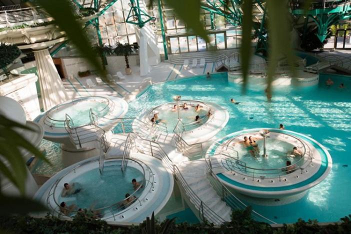 - un groupe de trois piscines avec des habitants dans l'établissement Charmant T3 "les Cerdans", à Porté-Puymorens