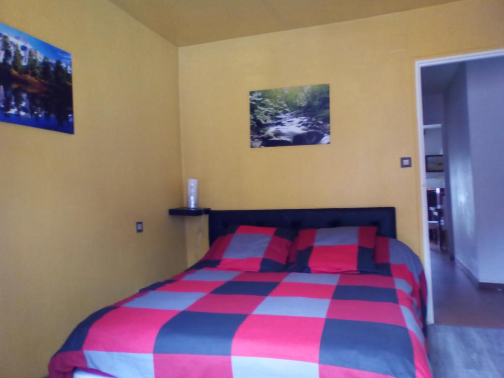 une chambre avec un lit et deux tableaux au mur dans l'établissement Appartement Résidence les Acacias, à Ax-les-Thermes 24 autres photos
