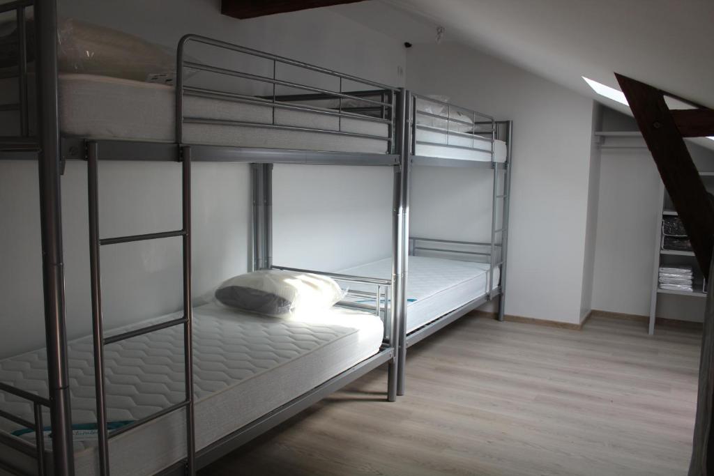 une chambre avec deux lits superposés dans une pièce dans l'établissement Gite Le Refuge des Ecureuils, à Campsegret