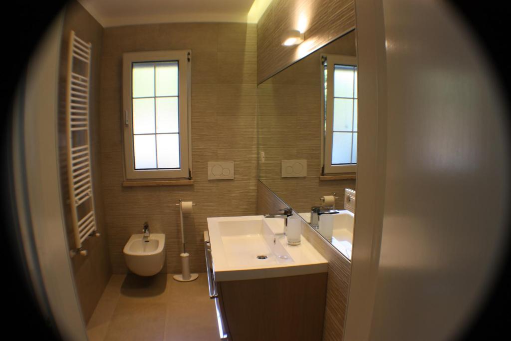 une salle de bain avec un lavabo et des toilettes dans l'établissement Villa Torre San Giovanni Ugento, à Torre San Giovanni