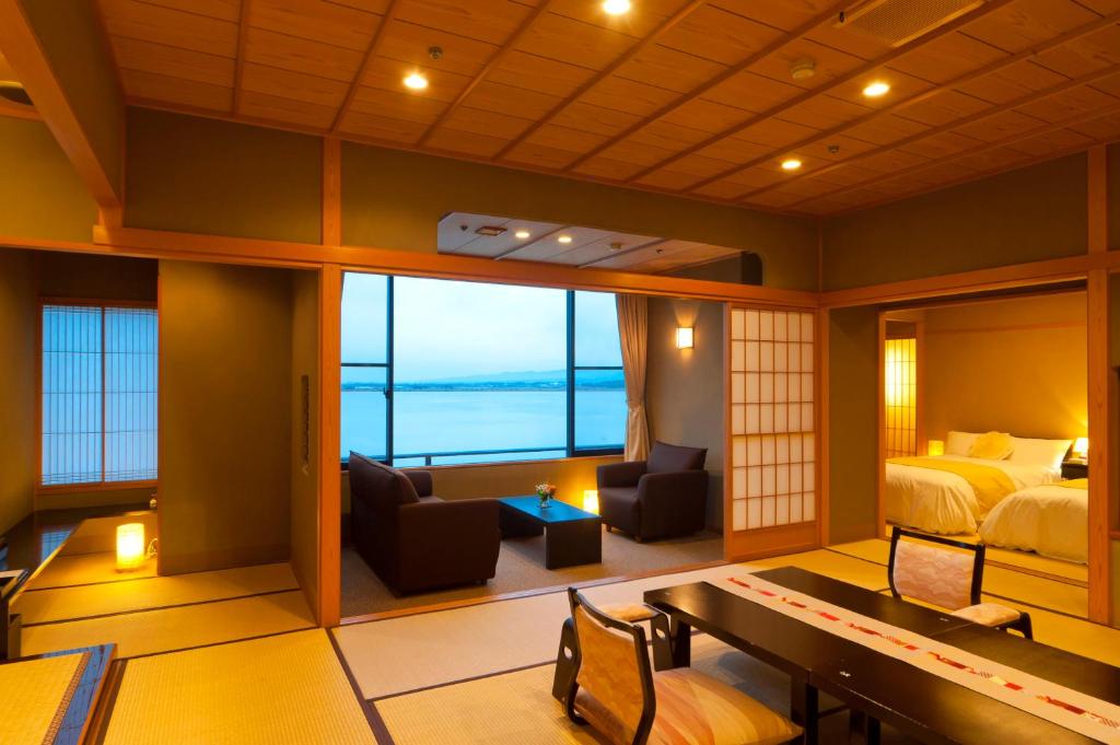 une chambre avec un lit et un salon dans l'établissement Kohan-no-Yado Morimoto, à Kaga
