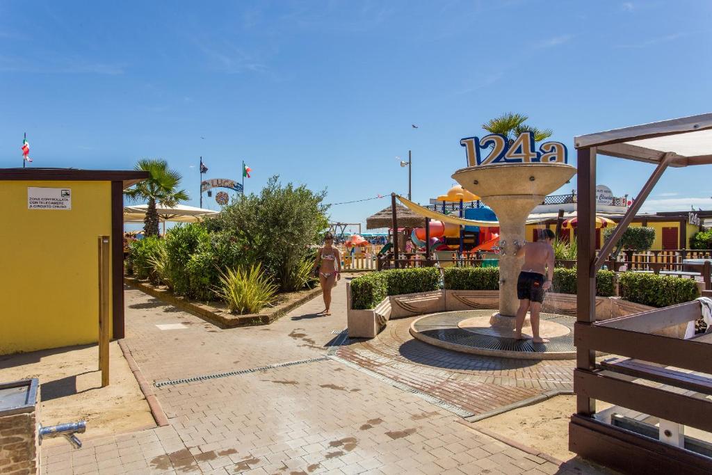 un parc avec un parc aquatique doté d'une fontaine dans l'établissement Hotel Nuovo Giardino, à Rimini