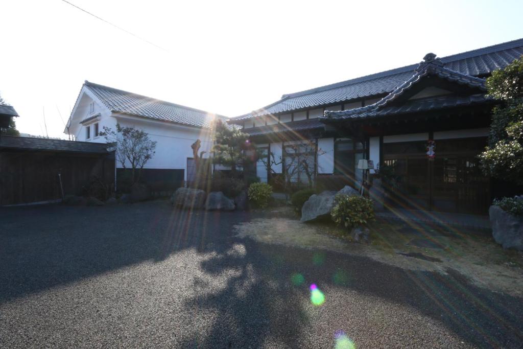 une maison avec une clôture dans la cour dans l'établissement Minshuku Shiroyama, à Taketa 18 autres photos