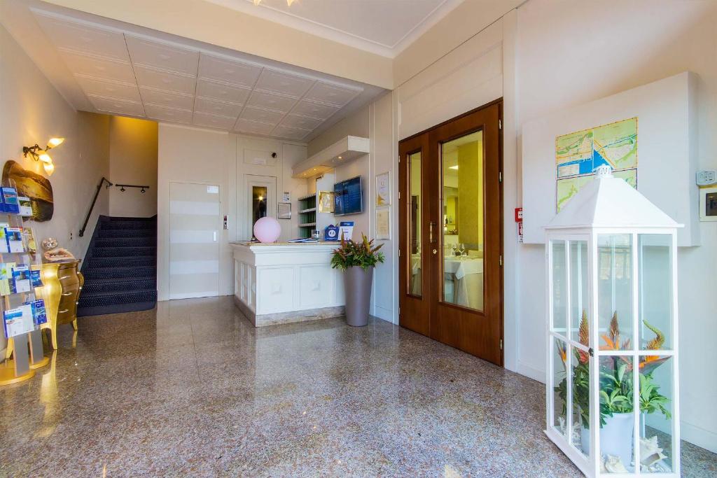 un couloir avec un escalier et un hall avec un hall dans l'établissement Piccolo Hotel, à Diano Marina 23 autres photos