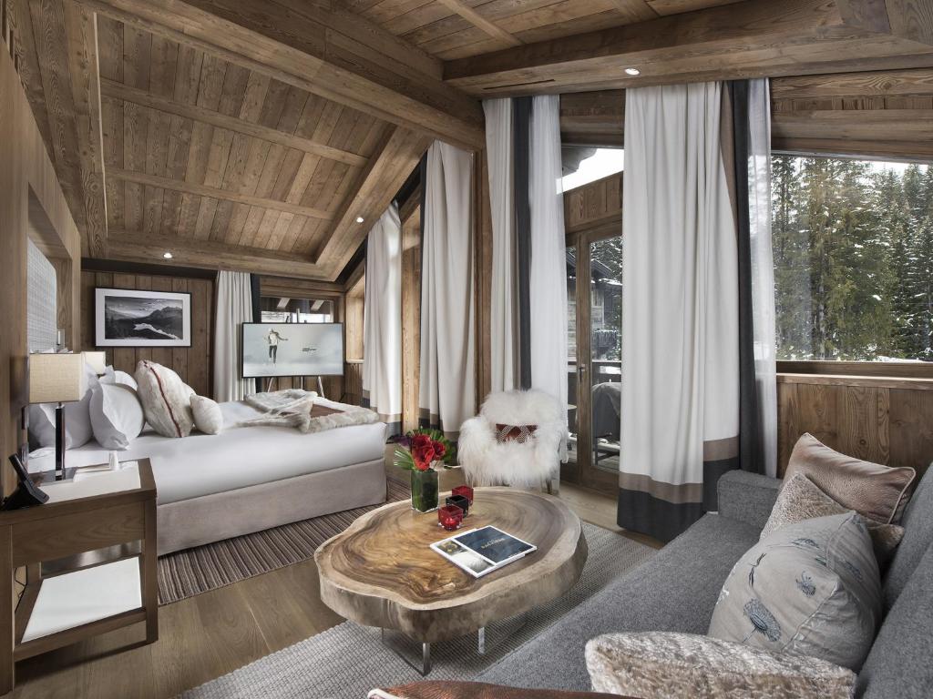 un salon avec un canapé et une table dans l'établissement Hôtel Barrière Les Neiges Courchevel, à Courchevel