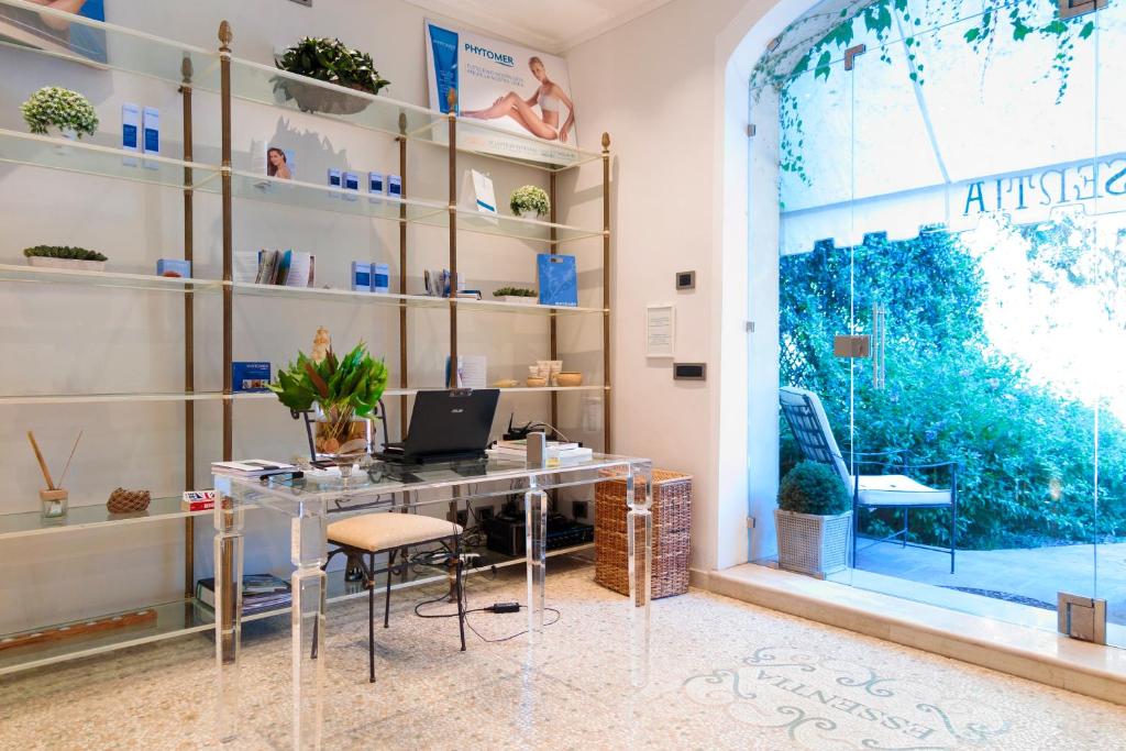 d'un bureau avec un ordinateur portable. dans l'établissement Hotel Villa Ottone, à Portoferraio