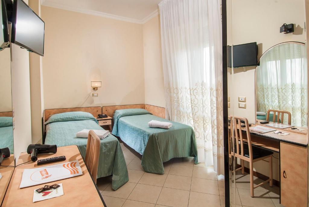 - une chambre à l'hôpital avec 2 lits et un bureau dans l'établissement Hotel Helios, à Rimini