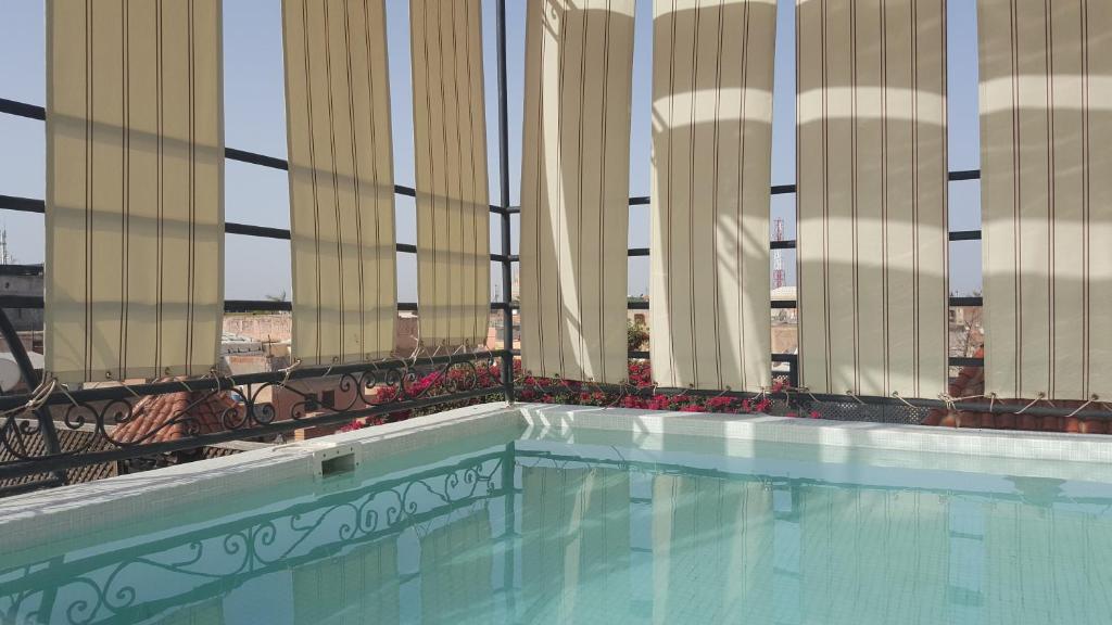 - une vue sur la piscine dans un bâtiment dans l'établissement Riad Eden, à Marrakech