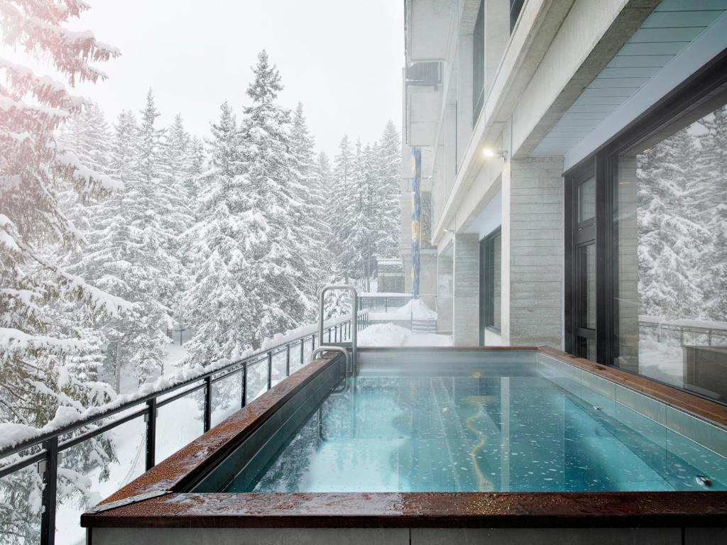 - une piscine sur un balcon avec des arbres enneigés dans l'établissement Totem, Friendly Hotel & Spa, à Flaine 37 autres photos