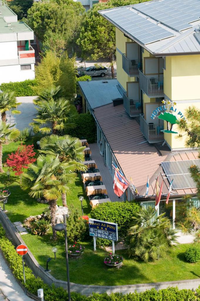 une vue de tête d'un bâtiment avec un panneau indiquant la rue dans l'établissement Hotel Ai Pini, à Grado