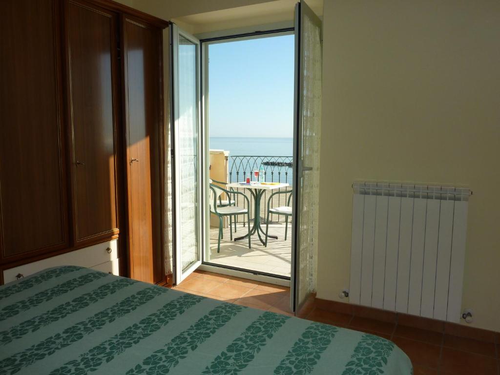 une chambre avec un lit et une vue sur un balcon dans l'établissement Beaurivage, à San Benedetto del Tronto