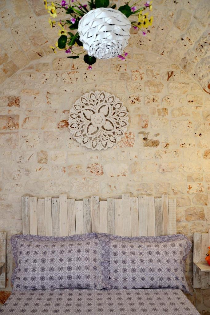 Cette chambre est dotée d'un mur avec un plafond fleuri. dans l'établissement Casale del Gelso, à Monopoli 48 autres photos