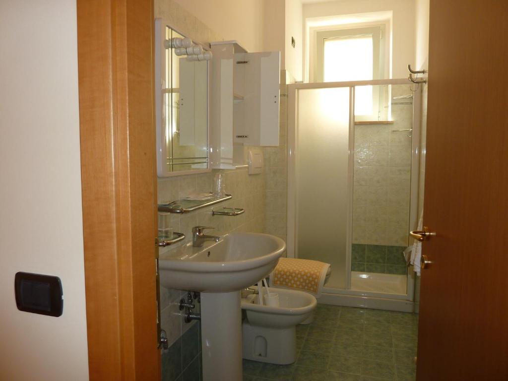 une salle de bain avec un lavabo et des toilettes dans l'établissement Beaurivage, à San Benedetto del Tronto 34 autres photos