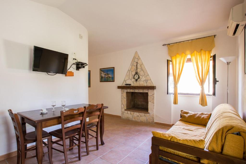 un salon avec une table et une cheminée dans l'établissement Tenuta Padre Pio, à Vieste