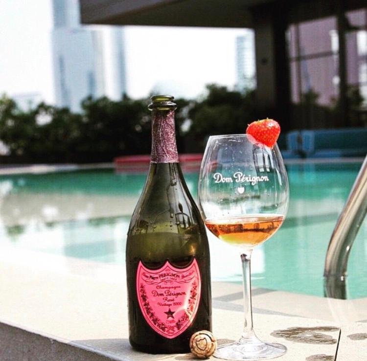 - une bouteille de vin et un verre avec une fraise dans l'établissement Villa Angeli Luxury Piscina Esclusiva, à Stintino