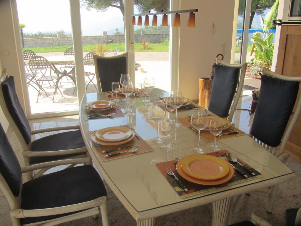 - une table avec des verres à vin et des assiettes dans l'établissement Villa Camporosso, à Camporosso