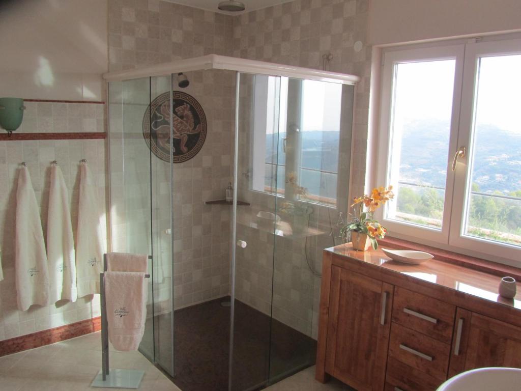 La salle de bains est pourvue d'une cabine de douche en verre. dans l'établissement Villa Camporosso, à Camporosso
