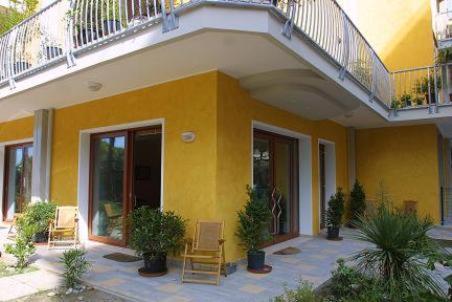 - un bâtiment jaune avec un balcon au-dessus dans l'établissement Residence Mini Sayonara, à Lido di Jesolo