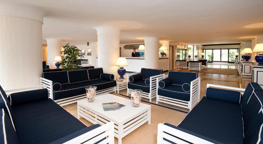 - un salon avec un mobilier bleu et blanc dans l'établissement Hotel Del Levante, à Torre Canne