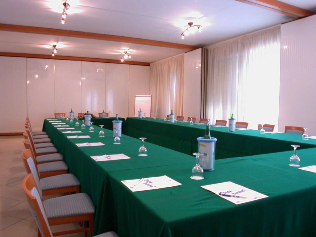 une salle de conférence avec des tables et des chaises vertes dans l'établissement Hotel Del Levante, à Torre Canne 60 autres photos
