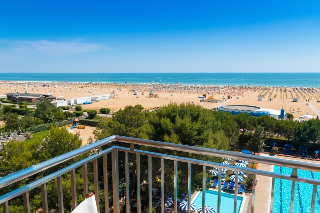 une vue sur la plage depuis le balcon d'un complexe hôtelier dans l'établissement Hotel Principe, à Bibione