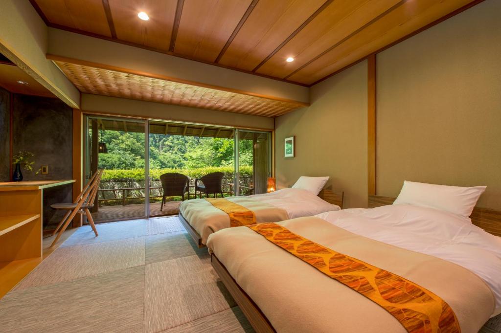 Cette chambre comprend 3 lits et un balcon. dans l'établissement Fujiiso, à Takayama 37 autres photos