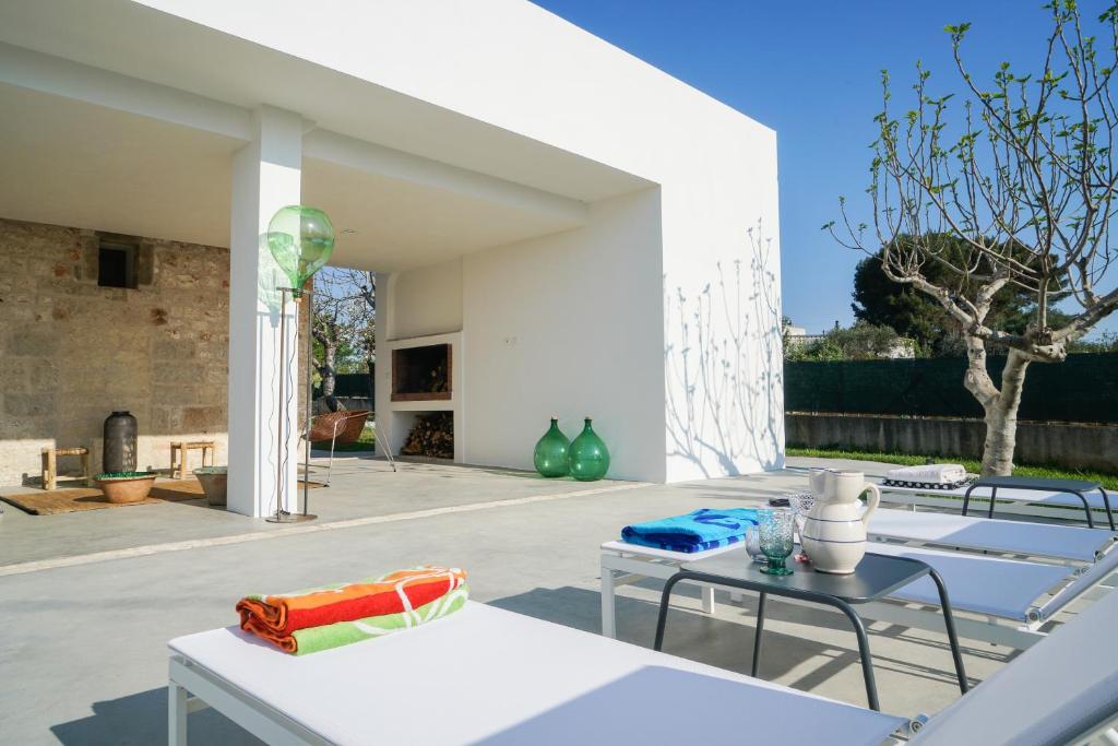 d'une terrasse avec 2 tables et 2 chaises. dans l'établissement Torlevigne Relax & Pool, à Polignano a Mare 64 autres photos
