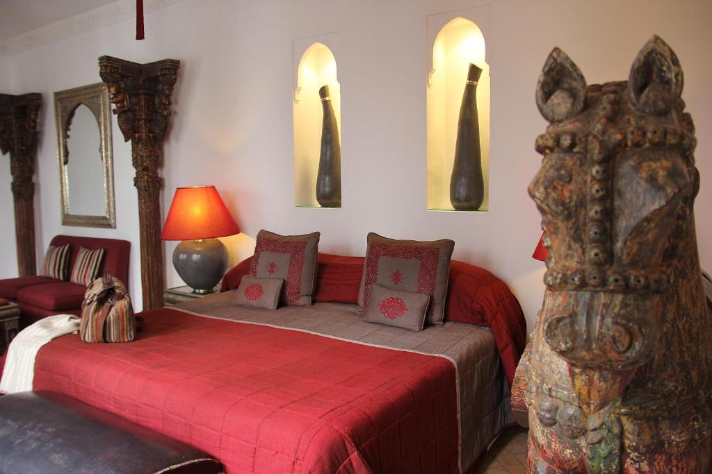 une chambre avec un lit avec une couverture rouge dans l'établissement Riad Assakina, à Marrakech 37 autres photos