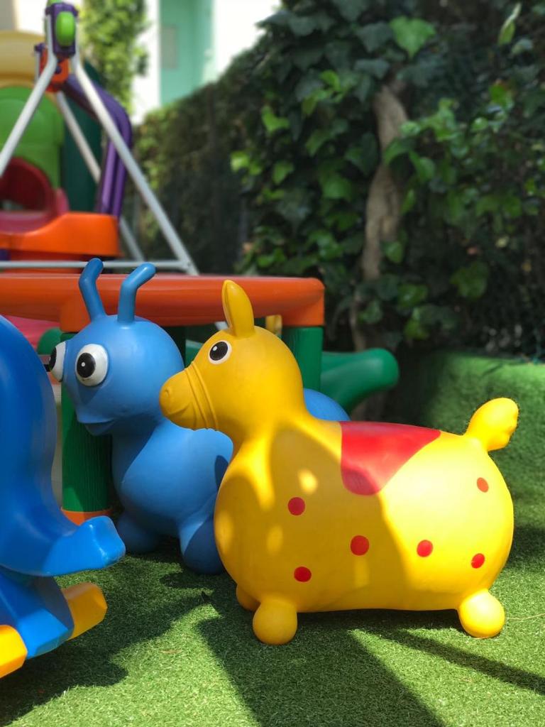 un groupe d'animaux jouets dans une aire de jeux dans l'établissement Hotel Gioiosa, à Cesenatico