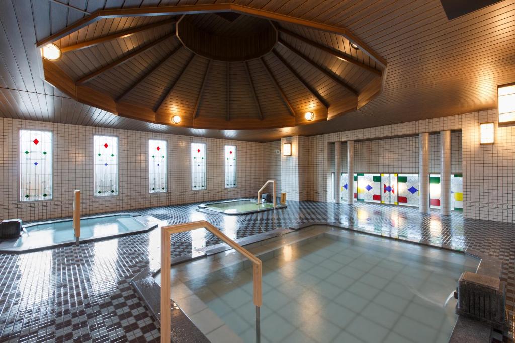- une piscine avec bain à remous dans un bâtiment dans l'établissement HAKODATE Uminokaze, à Hakodate