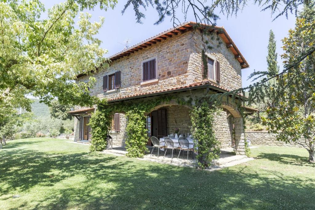 - une vue sur l'extérieur d'une maison en pierre avec du lierre dans l'établissement Villa ai Cedri, à Cortone