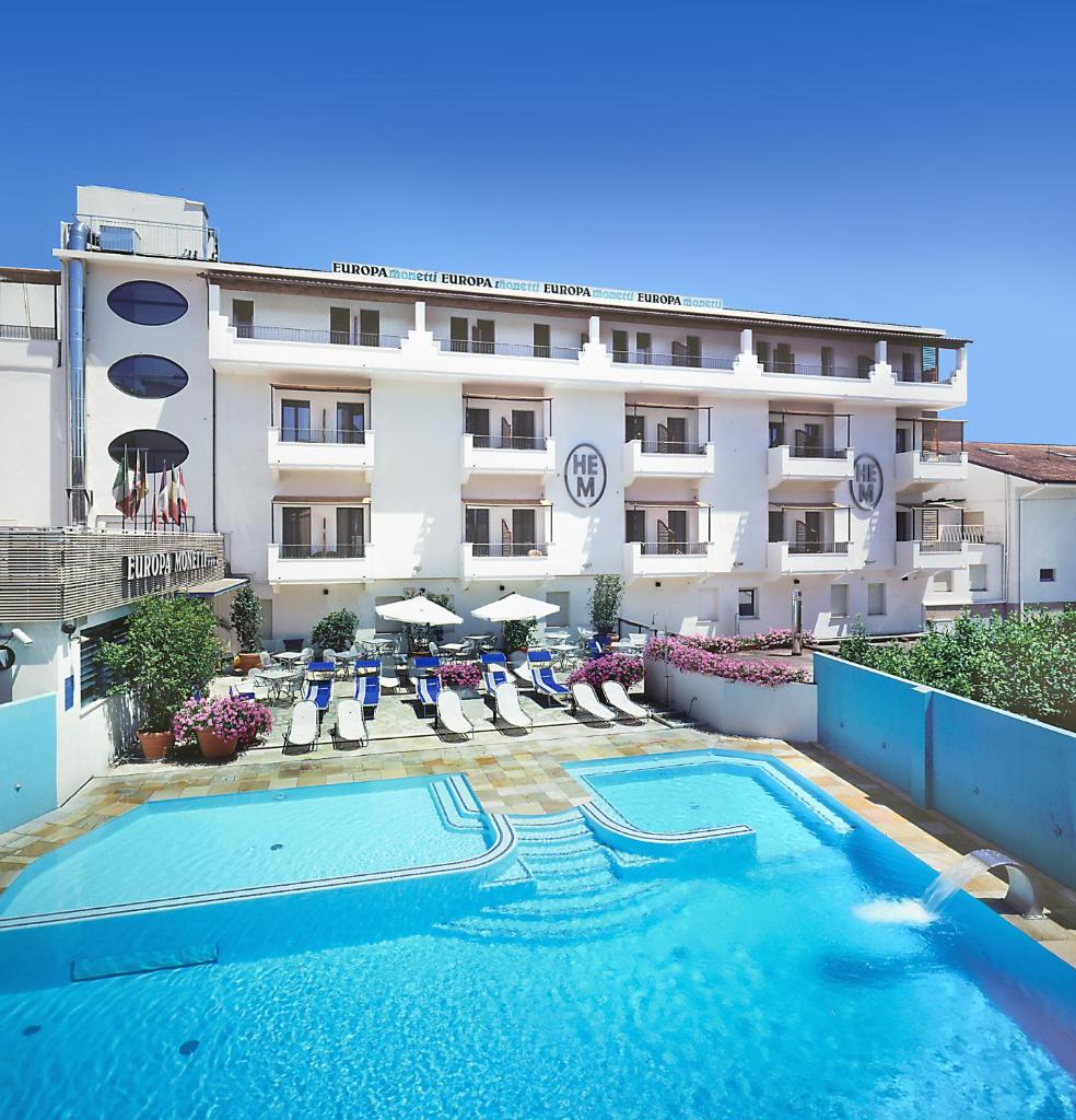 une piscine devant un hôtel dans l'établissement Hotel Europa Monetti, à Cattolica