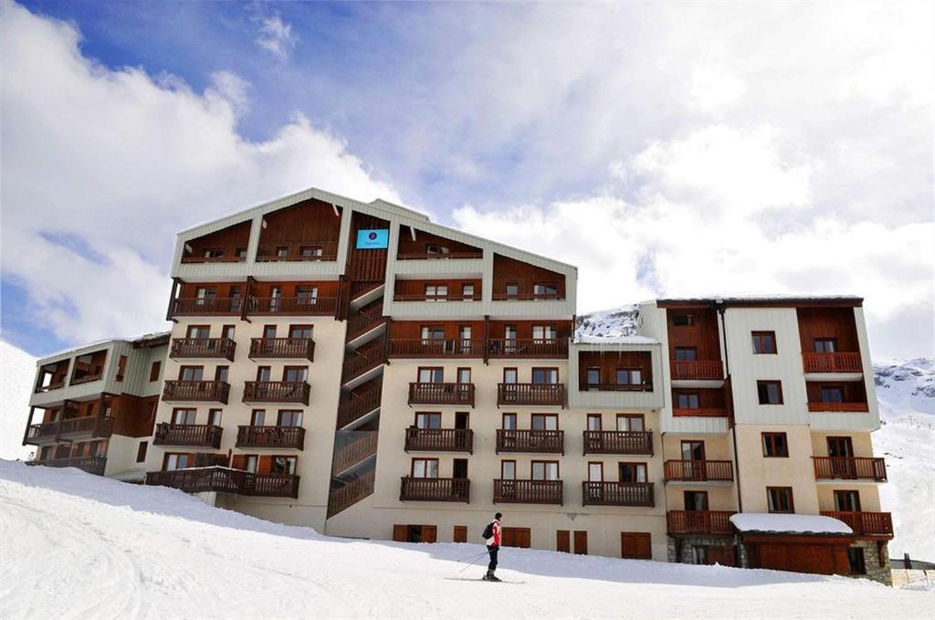 une personne debout devant un bâtiment dans la neige dans l'établissement Tignes 304, à Tignes