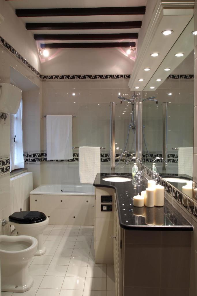 une salle de bain avec un lavabo, des toilettes et une baignoire dans l'établissement Villa ai Cedri, à Cortone