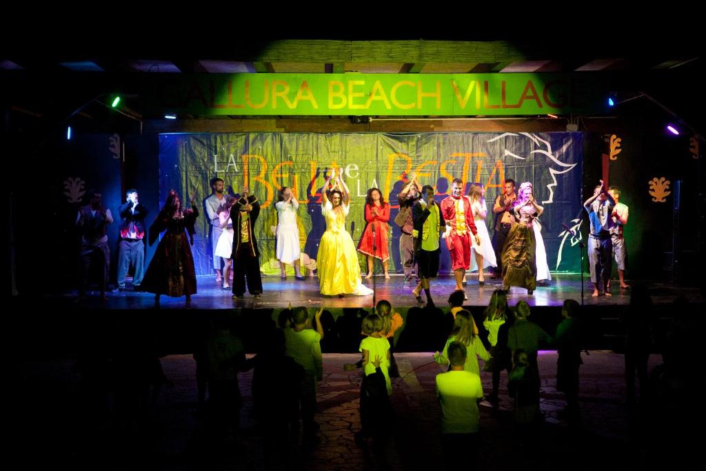 Un groupe de gens dansant sur une scène dans l'établissement Club Esse Gallura, à Aglientu 72 autres photos