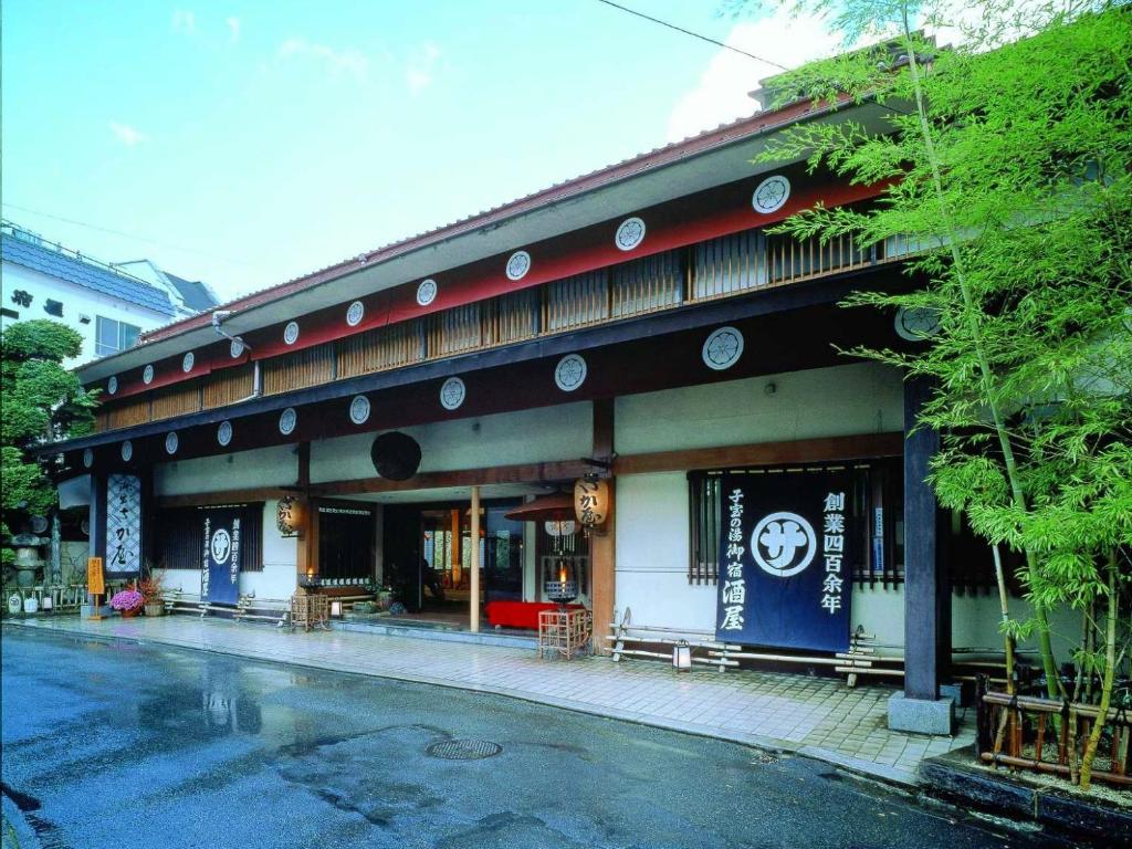 un bâtiment au bord d'une rue dans l'établissement Sakaya Ryokan Yoshina Onsen, à Izu