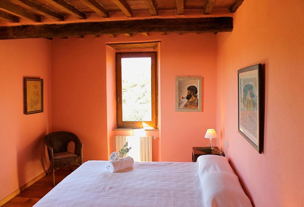 une chambre avec un grand lit et une fenêtre dans l'établissement Scansano Country House, à Magliano in Toscana