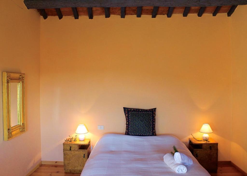 une chambre avec un grand lit avec deux tables de nuit dans l'établissement Scansano Country House, à Magliano in Toscana 16 autres photos