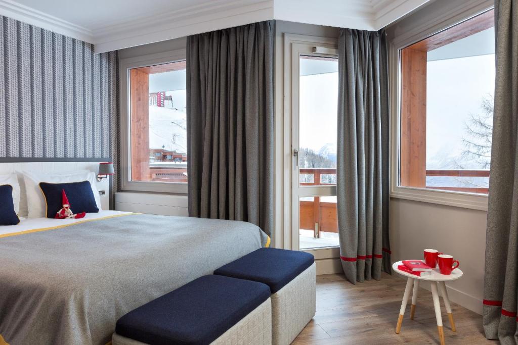 une chambre d'hôtel avec un lit et une fenêtre dans l'établissement Araucaria Hotel & Spa, à La Plagne