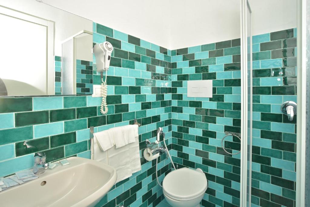 une salle de bain avec toilettes et lavabo dans l'établissement Charme Hotel La Villa Tina, à Ischia