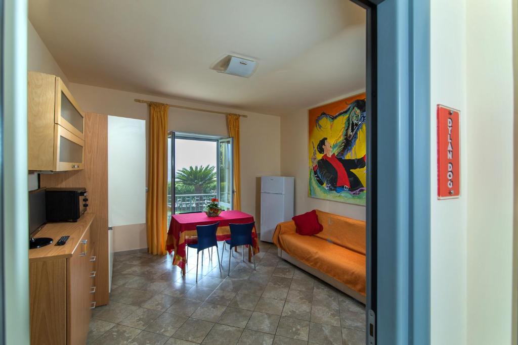 un salon avec un canapé et une table dans l'établissement Villa Comics, à Villammare