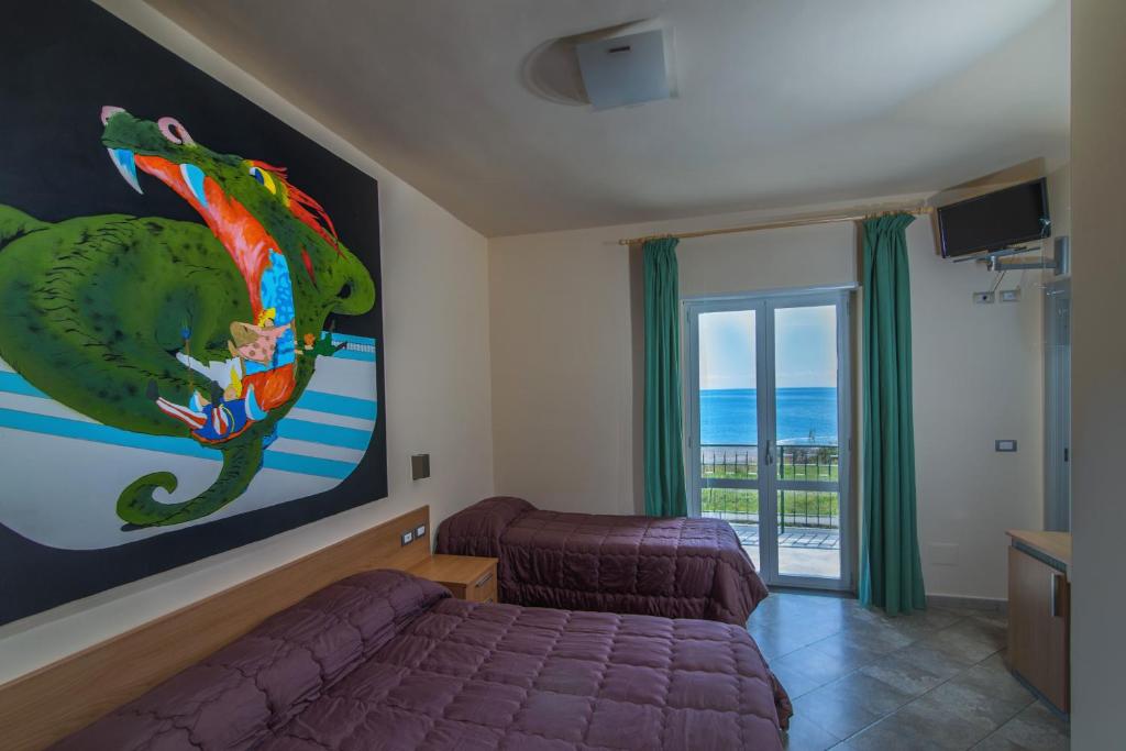 - une chambre avec un lit et une grande peinture murale dans l'établissement Villa Comics, à Villammare