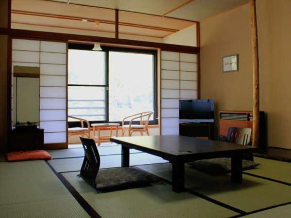 une pièce avec une table et des chaises dans une pièce dans l'établissement Takaragawa Onsen Ousenkaku, à Minakami 37 autres photos